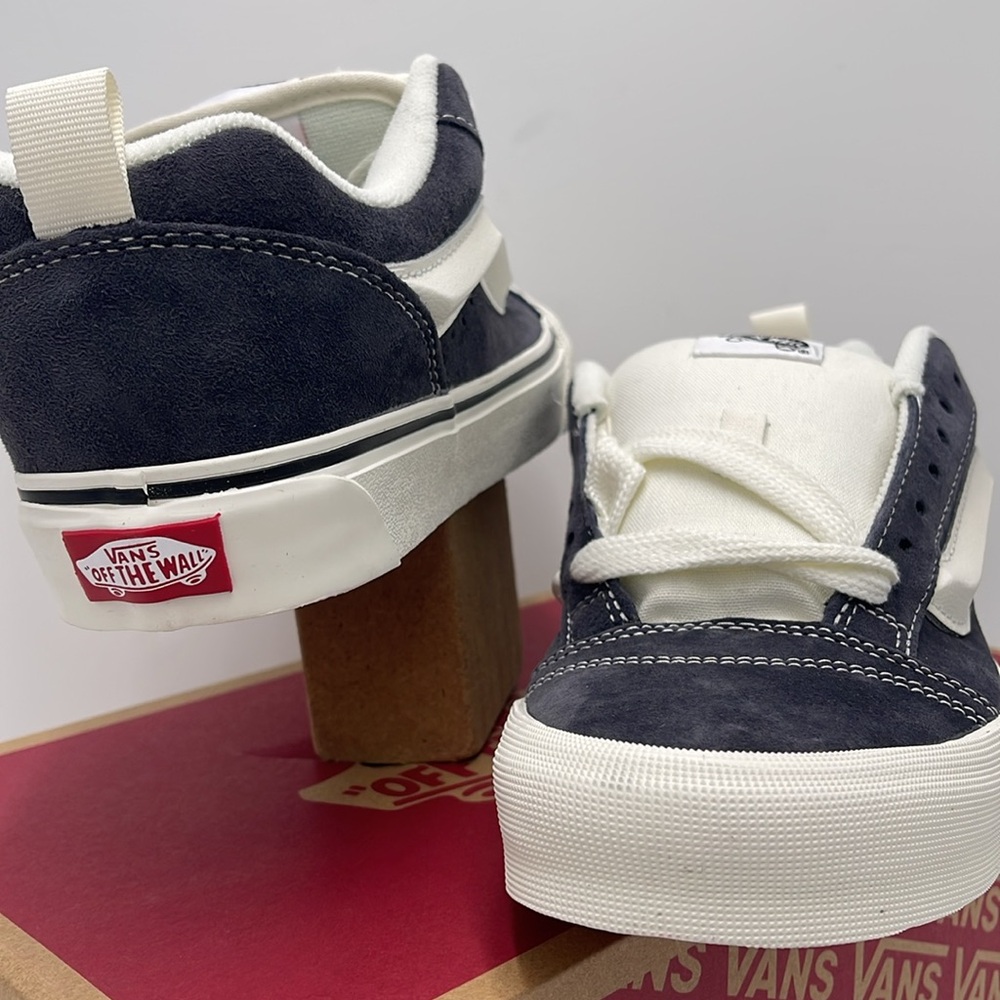 Vans WMNS Gray and White Sneakers Knu Skool
Pig Suede Gray
VN000CS0BGF - Picture 10 of 16